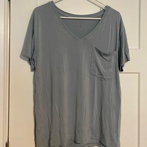 Kyte Baby Women’s Relaxed Fit V-Neck in Fog